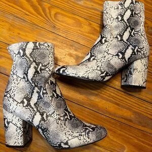 Madden‎ Girl Rally Snakeskin Boots Size 9